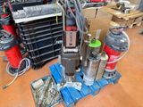 une machine posée sur une palette dans un entrepôt