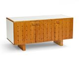 le buffet est en bois et possède un plateau blanc