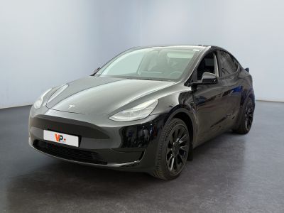 La voiture noire est garée dans la pièce vide de l'immeuble.