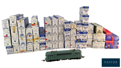 un train garé à côté d'une pile de cartons