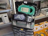 une pile de bagages posée sur une étagère dans une pièce