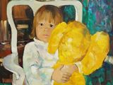 un tableau représentant une petite fille tenant un ours en peluche jaune