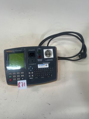 une calculatrice reliée à un cordon, posée sur une table