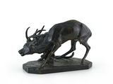 statue représentant un cerf et une antilope, posée sur un socle, sur fond blanc