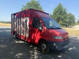un camion rouge garé sur le bord de la route