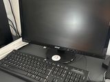 un ordinateur de bureau posé sur un bureau, à côté d'un ordinateur portable