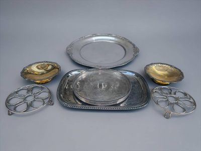 un ensemble d'argenterie comprenant un plateau, des cuillères et une assiette
