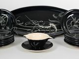 beaucoup d'assiettes, de tasses et de soucoupes noires et blanches