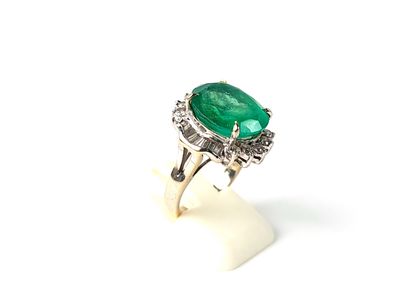 Gros plan sur une bague ornée d'une pierre verte