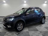 La Dacia bleue est garée dans une pièce au sol carrelé en damier