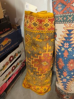 deux vases placés l'un à côté de l'autre sur le sol