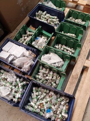 de nombreux cartons de canettes de soda posés sur une palette