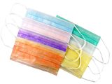 quatre masques de couleurs différentes sont alignés sur une surface blanche