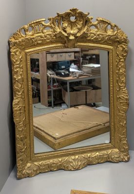 un miroir posé sur une table dans une pièce