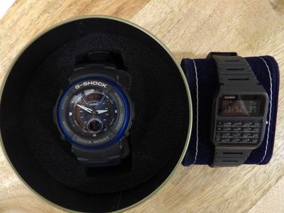 une montre et un téléphone portable posés sur une table