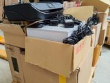 une caisse remplie de matériel électronique posée sur une palette