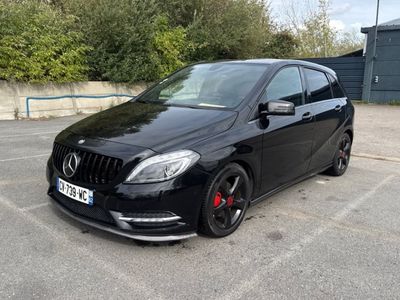 La Mercedes Classe B est garée sur un parking