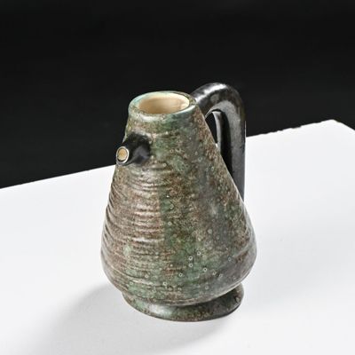 un vase posé sur une table