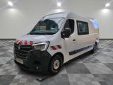 la photo d'une camionnette blanche garée dans une grande pièce