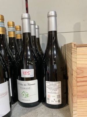 plusieurs bouteilles de vin sont alignées sur un comptoir