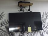 un téléviseur à écran plat fixé au mur d'une pièce