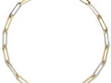 un collier en or et en argent sur fond blanc
