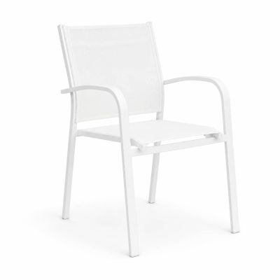La chaise en plastique blanche est posée sur une surface blanche.