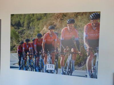 une photo représentant un groupe de personnes à vélo, accrochée au mur