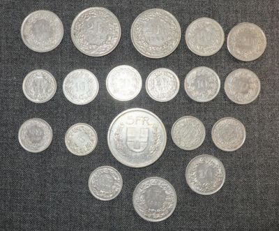 beaucoup de pièces qui sont sur la table