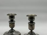paire de chandeliers anciens en argent sur fond blanc