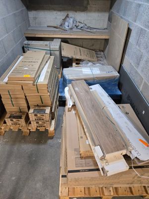 un tas de bois posé sur une palette dans une pièce
