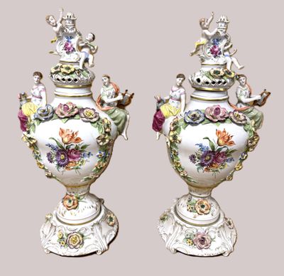 paire de vases anciens en porcelaine décorés d'oiseaux et de fleurs