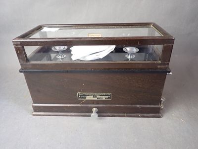 une vitrine en verre contenant une serviette blanche