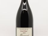une bouteille de vin posée sur une table