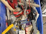 un bac bleu rempli d'outils posé par terre