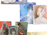 de nombreux tableaux représentant des femmes, de différentes couleurs et tailles