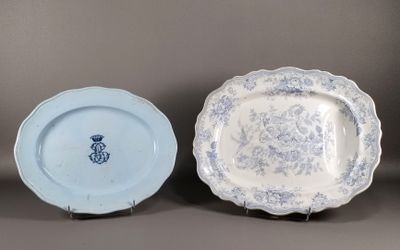 deux assiettes bleues et blanches posées l'une à côté de l'autre sur une table