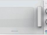 une photo d'un four à micro-ondes blanc dont la porte est ouverte