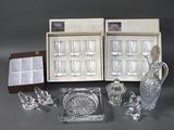 un grand nombre d'objets en verre posés sur une table