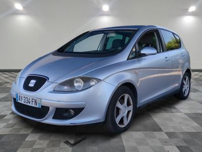la voiture argentée est garée dans le garage sur le sol en damier