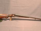 un fusil avec un canon en bois sur un support
