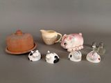 beaucoup de petites figurines qui se trouvent sur la table