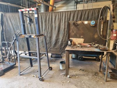 une pièce où se trouvent de nombreux outils