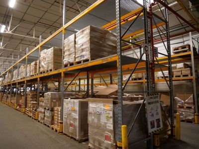 UN Ensemble DE Racks Lourds Sur 3 Rangees Comprenant 35 Eche…
