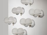 six appliques blanches fixées sur un mur blanc dans une pièce