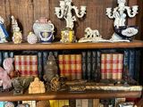 une bibliothèque sur laquelle sont disposés de nombreux livres et figurines