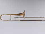 un trombone en laiton sur fond blanc
