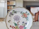 une assiette avec un motif floral posée sur une table