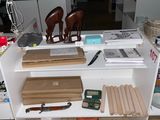 une table sur laquelle sont posés différents objets