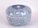 boîte en porcelaine bleue et blanche avec un motif floral sur le couvercle